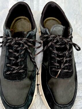 Clarks Men's Nature X One Sneaker Size 10M Black leather and suede.